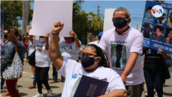 Alejandra Rivera Ruiz, la madre del joven Daniel Josías Reyes Rivera, exige justicia por la muerte de su hijo en las manifestaciones de 2018. [Foto Houston Castillo, VOA]