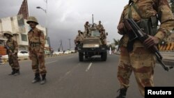 Soldiers guard house of Yemen's President Abd Rabbu Mansour al-Hadi, as protesters demand dismissal of former president Ali Abdullah Saleh' family, August 10, 2012 (Reuters)