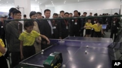 Latihan pingpong (tenis meja) di Kompleks Sci-Tech, Pyongyang, Korea Utara, 16 Oktober 2019. (AP Photo/Cha Song Ho)