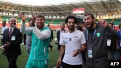 Pemain tim sepak bola nasional Mesir dan penyerang untuk Liverpool, Mohamed Salah (kedua dari kiri) dan Kepala Republik Chechnya Ramzan Kadyrov (kedua dari kiri) dalam latihan tim Mesir di Stadion Akhmat Arena, Grozny, 10 Juni 2018. 