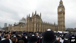 Para polisi ikut serta dalam peringatan untuk mengenang korban serangan di jembatan Westminster, London (29/3). 