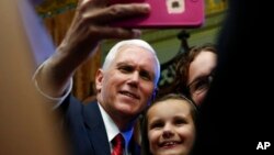 Phó Tổng thống Mike Pence cầm điện thoại của khách chụp ảnh trong khu phức hợp Tòa Bạch Ốc, tháng 5/2017