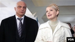 Tokoh oposisi dan mantan PM Ukraina yang sedang menjalani hukuman penjara, Yulia Tymoshenko (kanan) bersama suaminya, Oleksandr Tymoshenko (foto: dok).