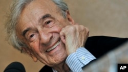 Ảnh tư liệu - Ông Elie Wiesel trong một buổi họp báo ở Budapest, Hungary, ngày 10 tháng 12 năm 2009.