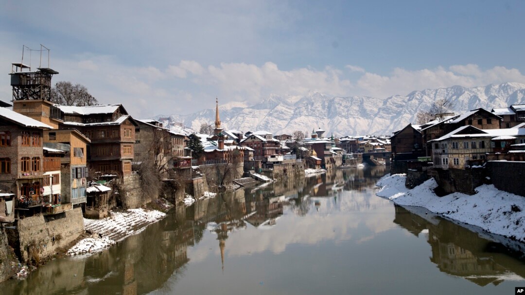 Rumah-rumah yang tertutup salju berdiri di tepi Sungai Jhelum di Srinagar, Kashmir yang dikuasai India, Jumat, 8 Februari 2019.