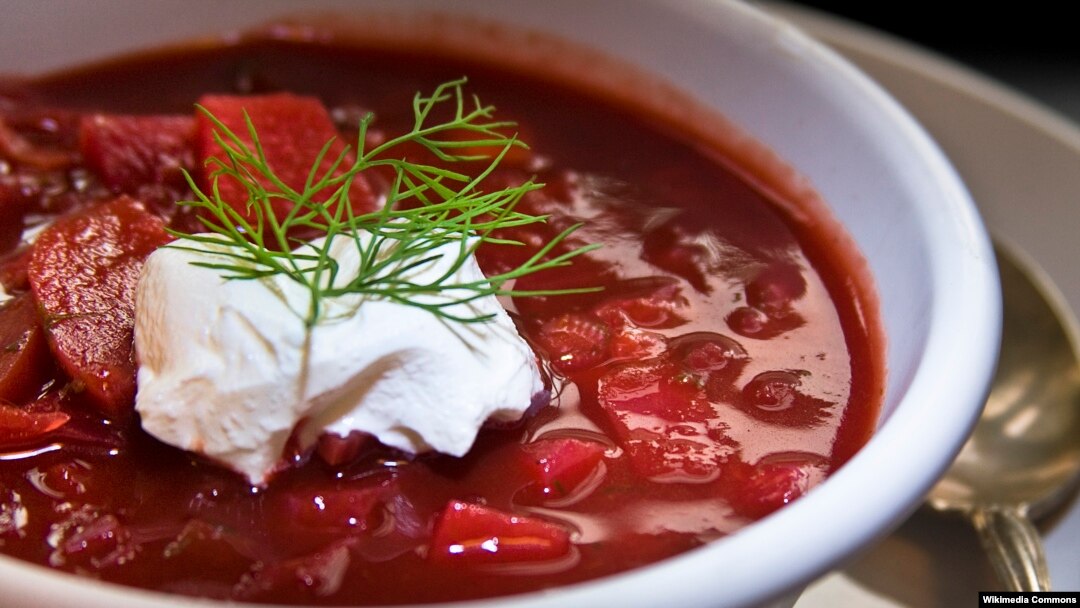 Hidangan khas Ukraina, Borscht, yang disajikan dengan hiasan daun dill dan satu sendok smetana (krim asam). (Photo: Wikipedia)