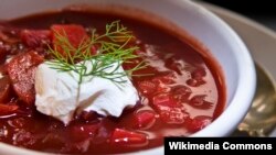 Hidangan khas Ukraina, Borscht, yang disajikan dengan hiasan daun dill dan satu sendok smetana (krim asam). (Photo: Wikipedia)