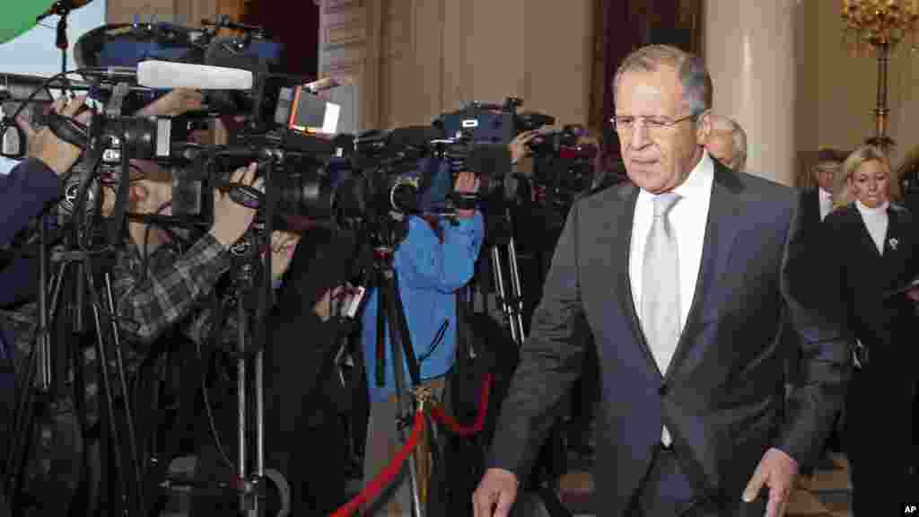 Le ministre russe de la diplomatie Sergei Lavrov quitte le ministère des affaires étrangères de la France après une rencontre qui a traité de la paix pour l'Ukraine, à Paris, le 24 février 2015.