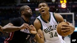 Dwyane Wade, à gauche, et Giannis Antetokounmpo, le 9 mars 2016 