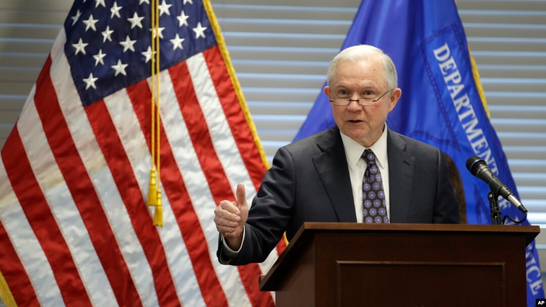 Bộ trưởng Tư pháp Jeff Sessions nói chuyện với các giới chức thi hành luật pháp địa phương, tiểu bang và liên bang về các 'thành phố lánh nạn' tại Las Vegas ngày 12/7/2017.