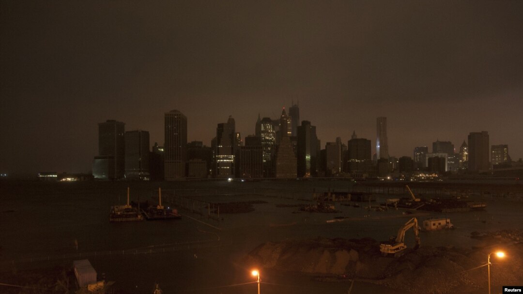 Kegelapan menyelimuti Manhattan, New York, saat listrik dipadamkan sebagai upaya preventif. (Reuters/Keith Bedford) 