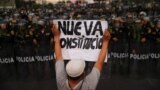 Un manifestante pide una "Nueva Constitución" durante una protesta contra el gobierno en Lima, Perú el 4 de febrero de 2023.