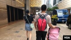 尖沙咀街头不少大陆家长带子女到该区私营诊所接种疫苗。 （美国之音特约记者汤惠芸）