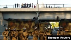 Miembros de la Guardia Nacional del estado de Minnesota patrullan las calles de Minneapolis.