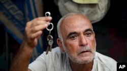 Hasan Nofal, raseljen zbog izraelskog bombardovanja pojasa Gaze, u improvizovanom šatorskom kampu u Khan Younisu, južni pojas Gaze, četvrtak, 4. jula 2024. (AP Photo/Abdel Kareem Hana)