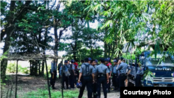 ဘားအံထောင်ဖောက်ပြေးများကို ရှာဖွေနေကြသည့် ရဲတပ်ဖွဲ့ဝင်များ