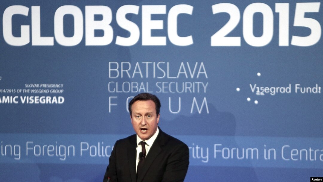 Perdana Menteri Inggris David Cameron berpidato dalam forum keamanan global di Bratislava, Slovakia (19/6). (Reuters/David W. Cerny)