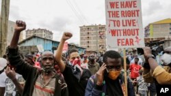 Manifestation contre la brutalité policière dans le bidonville de Mathare à Nairobi, au Kenya, le 8 juin 2020. (Photo AP)