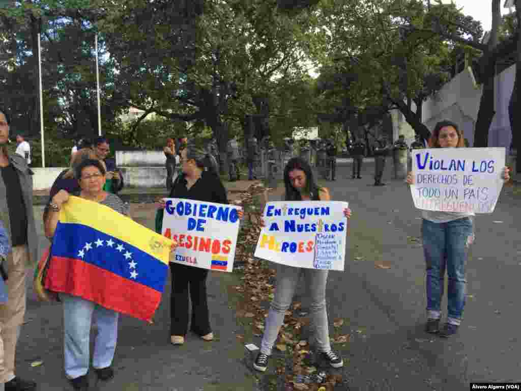 El 20 de enero de 2018 frente a la Morgue de Caracas, Venezuela, ciudadanos exigen la entrega del cuerpo de Óscar Pérez abatido en la llamada &#39;masacre de El Junquito&#39;.