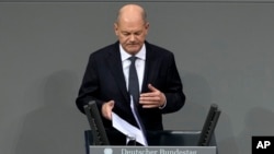 Kanselir Olaf Scholz kalah dalam mosi tidak percaya di parlemen Jerman di Berlin, hari Senin (16/12). 