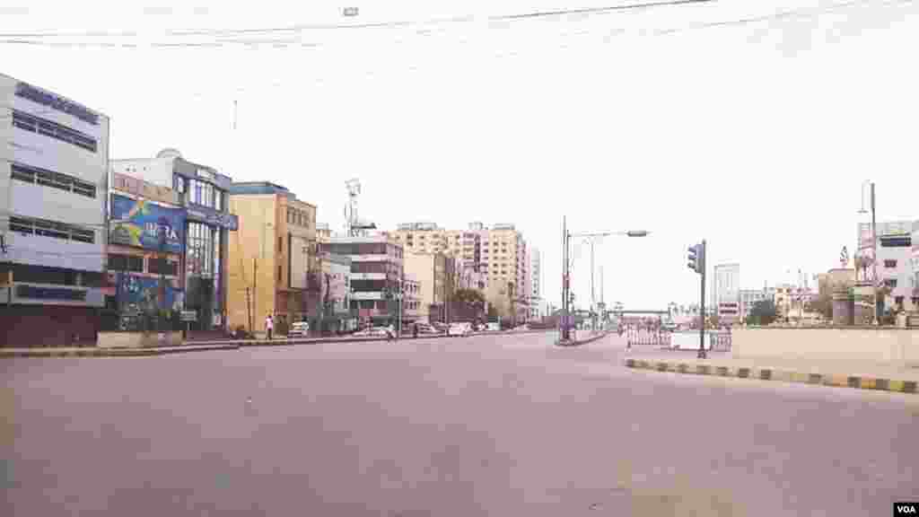 دن رات جاگتے رہنے والا شہر اور اس کے کاروباری مراکز میں مکمل طور پر سناٹا ہے۔