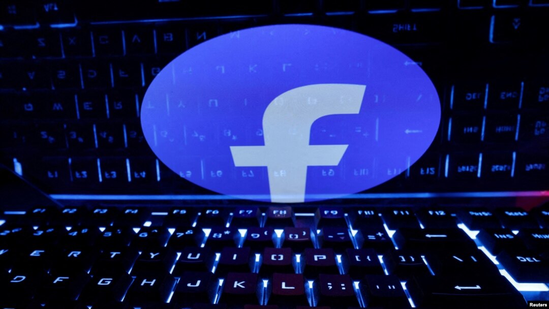 FOTO DE ARCHIVO: Ilustración muestra logotipo de Facebook sobre un teclado, el 21 de febrero de 2023. REUTERS/Dado Ruvic/Illustration/File Photo