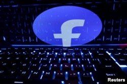 Logo Facebook terlihat muncul di depan layar laptop dalam sebuah ilustrasi, 21 Februari 2023. (Foto: REUTERS/Dado Ruvic)