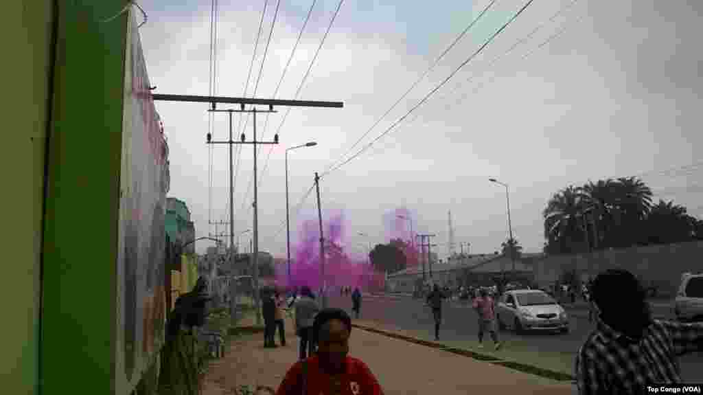 Les forces de l&#39;ordre ont tiré des grenades lacrymogènes pour disperser la foule qui répondait avec des jets pierres, à Kinshasa, 26 mai 2016. Top Congo