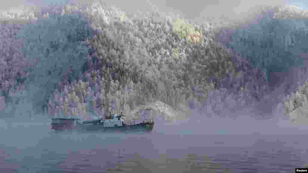 አብ ሩስያ ዝርከብ ብበረድ ዝተሸፈነ ፈለግ ተንሳፍፍ ጃልባ