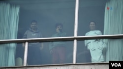 ARCHIVO - Migrantes deportados desde EEUU pueden verse junto a las ventanas de un hotel donde son albergados en Ciudad Panamá, el 18 de febrero de 2025.