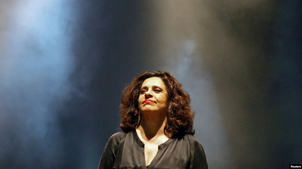 La cantante brasileña Gal Costa, en una de sus presentaciones en Vigo, España, y que falleciera a los 77 años de edad el 9 de noviembre de 2022.