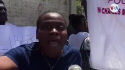 Ayiti: Yon Sit-in Devan Penitansye pou Mande Jistis pou Plizyè Aspiran Polisye ki nan Prizon