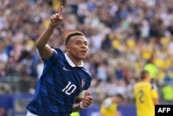 2026년 6월 30일 미국 뉴저지주 이스트러더퍼드의 뉴욕/뉴저지 스타디움에서 열린 2026 FIFA 월드컵 32강전 프랑스와 스웨덴의 경기에서 프랑스의 킬리안 음바페가 팀의 세 번째 골을 넣은 뒤 기뻐하고 있다.