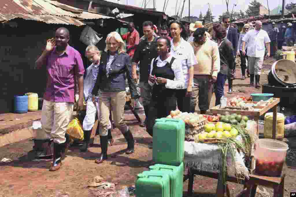 &nbsp;Jill Biden (kati kati) akitembelea kitongoji cha Kibera wakati wa ziara yake ya kwanza Kenya mwaka 2010, wakati mume wake Joe Biden alikua makamu rais.&nbsp;