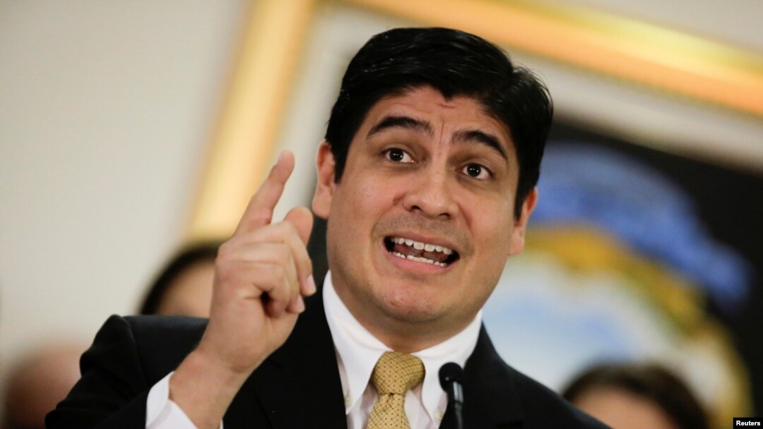 El presidente de Costa Rica, Carlos Alvarado, gesticula mientras habla con los medios de comunicación luego de la renuncia de su ministro de la Presidencia, Víctor Morales, en San José, Costa Rica, el 4 de marzo de 2020.
