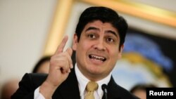 El presidente de Costa Rica, Carlos Alvarado, gesticula mientras habla con los medios de comunicación luego de la renuncia de su ministro de la Presidencia, Víctor Morales, en San José, Costa Rica, el 4 de marzo de 2020.