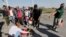 Un migrante es atendido luego de ser herido durante un altercado entre agentes del Instituto Nacional de Migración (INM) de México y migrantes que viajaban en una caravana hacia la Ciudad de México, en San Matías Tlalancaleca, México, el 10 de diciembre de 2021.