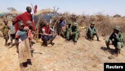 Les membres de Team Lioness, une unité de rangers kenyans entièrement féminine, rencontrent les membres de la communauté pour les sensibiliser contre le braconnage au camp de Risa, dans la réserve d'Olgulului à Amboseli, au Kenya, le 7 août 2020. (Njeri Mwangi/Reuters)