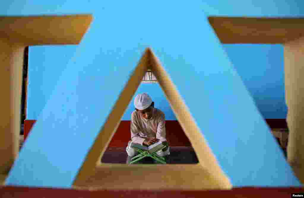 Seorang anak muslim sedang mengahi di dalam sebuah masjid pada hari pertama Ramadan di pinggiran Agartala, India, 7 Mei 2019. (Foto: Reuters/Jayanta Dey)