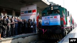 Para pejabat Iran menyambut kereta pertama yang menghubungkan China dan Iran tiba di Stasiun Kereta Teheran, 15 Februari 2020. 