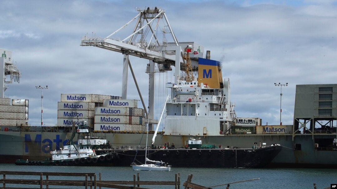Một tàu hang container đang bốc dỡ hàng ở cảnh Oakland, bang California