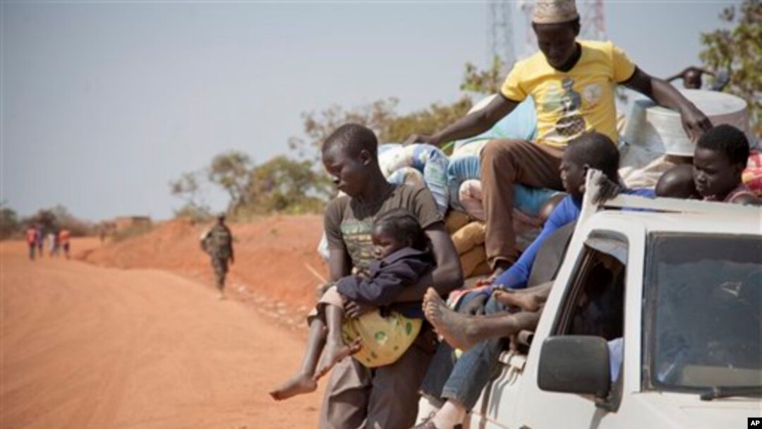 Pengungsi Sudan Selatan melarikan diri ke perbatasan Uganda dan menunggu angkutan dari Koboko menuju lokasi penampungan di Arua, Uganda (6/1//2014).
