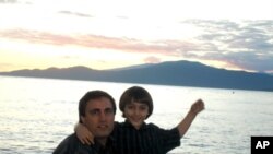 حه‌مید به‌هرامی له‌گه‌ڵ یه‌ک له‌ منداڵه‌کانی