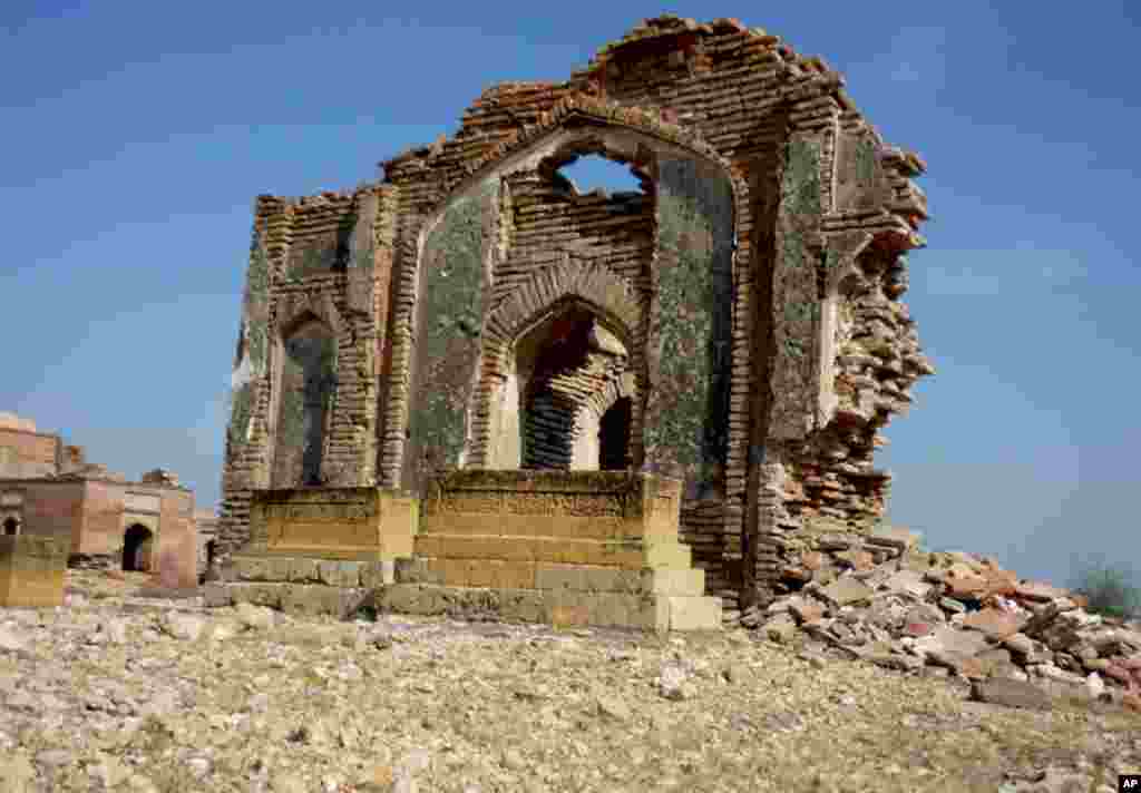 مکلی : تاریخی قبرستان کی تباہی