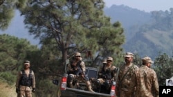 Tentara Pakistan berpatroli di kawasan Bagsar, yang memisahkan Kashmir antara Pakistan dan India, di Bhimber, sekitar 166 kilometer dari Islamabad, Pakistan, 1 Oktober 2016. 