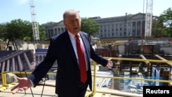 2026년 5월 19일, 미국 워싱턴 D.C.에서 도널드 트럼프 미국 대통령이 백악관 연회장 공사 현장에서 기자들의 질문에 답변하고 있다.