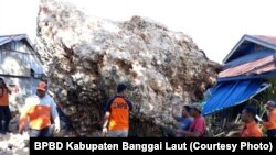 Dampak gempa 6,8 SR pada Jumat (12/4) malam mengakibatkan satu rumah dan satu mobil rusak tertimpa longsoran batu di desa Lampa, Kecamatan Banggai, Kabupaten Banggai Laut, Provinsi Sulawesi Tengah, 13 April 2019. (Foto: BPBD Kabupaten Banggai Laut)