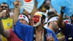 Fans of Japan's Olympic football team cheer for their team during a group B match of the men's Olympic football tournament between Japan and Nigeria at the Amazonia Arena, in Manaus, Brazil, Aug. 4, 2016. 