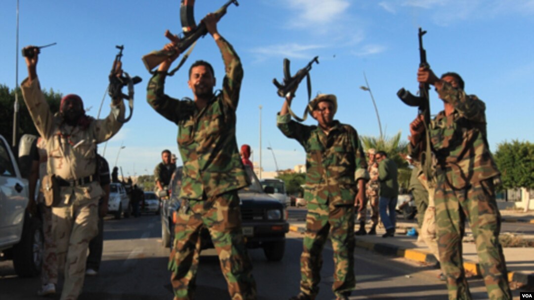 Para tentara Dewan Transisi Nasional Libya merayakan kematian mantan pemimpin negaranya, Moammar Gaddafi, Kamis (20/10).