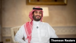 Putra Mahkota Saudi Mohammed Bin Salman tersenyum selama wawancara televisi di Riyadh. (Foto: Reuters)